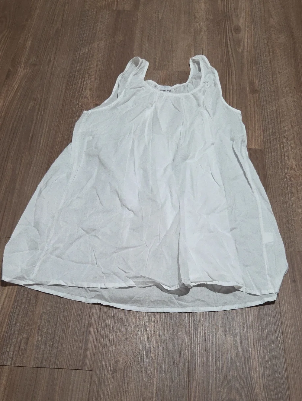 Pour Les Femmes White Sleeveless Lightweight Nightgown